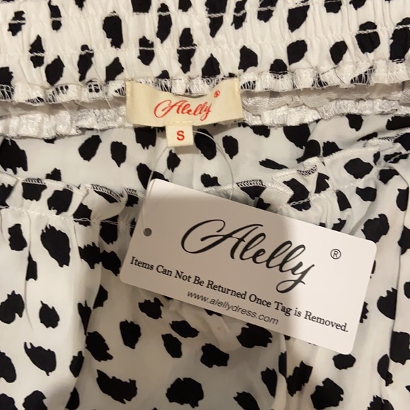Selling a brand new size small skirt from Alelly. - Picture 3 of 3